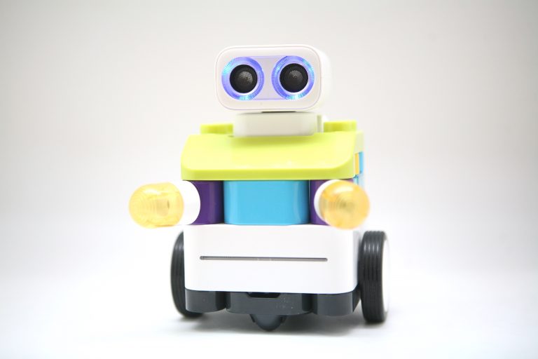 Botzees – a robot designer for the smallest with augmented reality and kind eyes