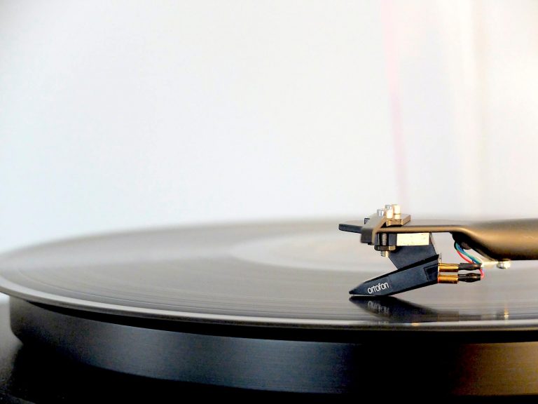 Acquaintance with vinyl players and finds on the topic: discussing expert reviews and guides