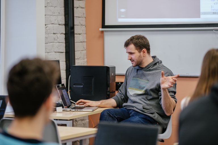 NRU HSE – St. Petersburg and JetBrains to hold a practical programming school for high school students
